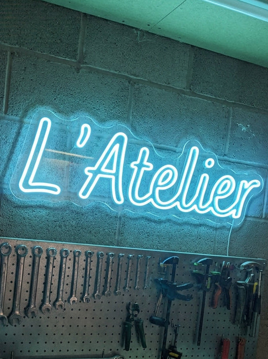 En vitrine depuis huit mois, allumé douze heures par jour. Zéro souci.