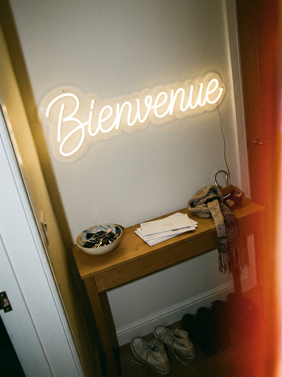 Posé au-dessus du lit, la lumière est douce. Monté en dix minutes.