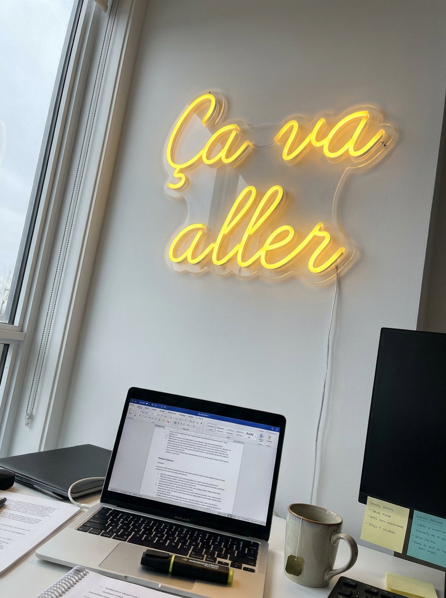 Posé au-dessus du lit, la lumière est douce. Monté en dix minutes.